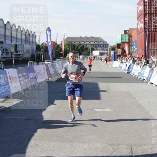 03.10.2025 - Köhlbrandbrückenlauf Jannik Wohlers http://msf.ph/oto/9094756 03.10.2025 12:54:50 Ziel 4079, 6151, 6621 meine-sportfotos.de