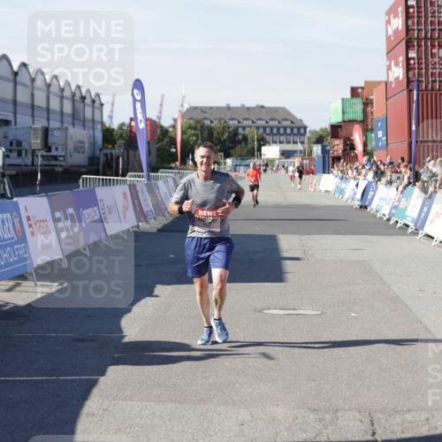 03.10.2025 - Köhlbrandbrückenlauf Jannik Wohlers http://msf.ph/oto/9094775 03.10.2025 12:54:50 Ziel 4079, 6151, 6621 meine-sportfotos.de