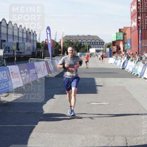 03.10.2025 - Köhlbrandbrückenlauf Jannik Wohlers http://msf.ph/oto/9094787 03.10.2025 12:54:50 Ziel 4079, 6151, 6621 meine-sportfotos.de