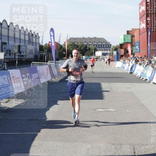 03.10.2025 - Köhlbrandbrückenlauf Jannik Wohlers http://msf.ph/oto/9094802 03.10.2025 12:54:50 Ziel 4079, 6151, 6621 meine-sportfotos.de