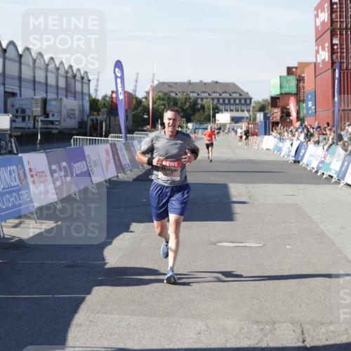 03.10.2025 - Köhlbrandbrückenlauf Jannik Wohlers http://msf.ph/oto/9094815 03.10.2025 12:54:50 Ziel 4079, 6151, 6621 meine-sportfotos.de