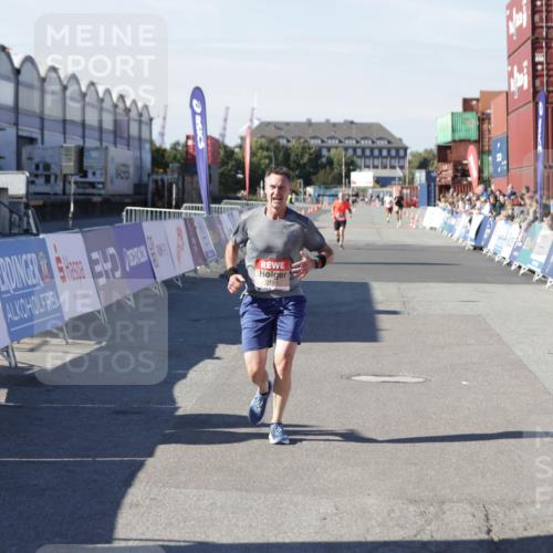 03.10.2025 - Köhlbrandbrückenlauf Jannik Wohlers http://msf.ph/oto/9094827 03.10.2025 12:54:50 Ziel 4079, 6151, 6621 meine-sportfotos.de