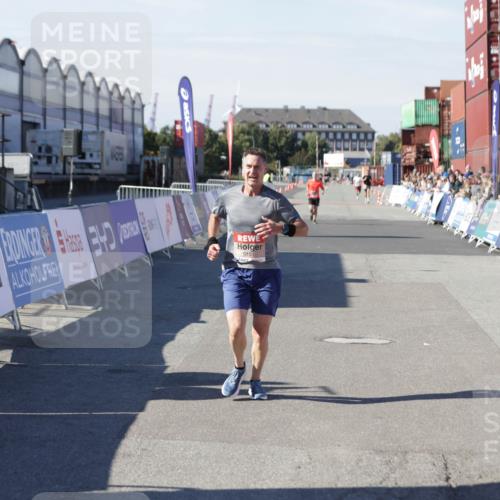 03.10.2025 - Köhlbrandbrückenlauf Jannik Wohlers http://msf.ph/oto/9094835 03.10.2025 12:54:50 Ziel 4079, 6151, 6621 meine-sportfotos.de