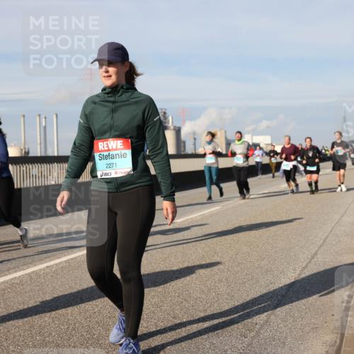 03.10.2025 - Köhlbrandbrückenlauf Lena Gebhardt http://msf.ph/oto/9094843 03.10.2025 10:09:27 Position 2 2271 meine-sportfotos.de