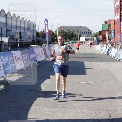 03.10.2025 - Köhlbrandbrückenlauf Jannik Wohlers http://msf.ph/oto/9094847 03.10.2025 12:54:50 Ziel 4079, 6151, 6621 meine-sportfotos.de
