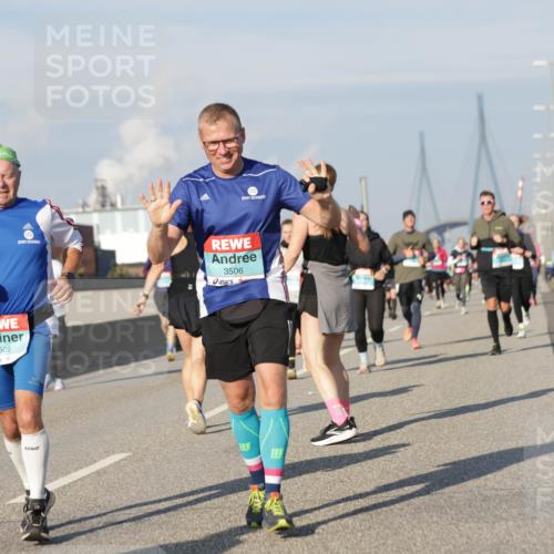 03.10.2025 - Köhlbrandbrückenlauf Jannik Wohlers http://msf.ph/oto/9094848 03.10.2025 10:01:15 Position 3 3505, 3506 meine-sportfotos.de