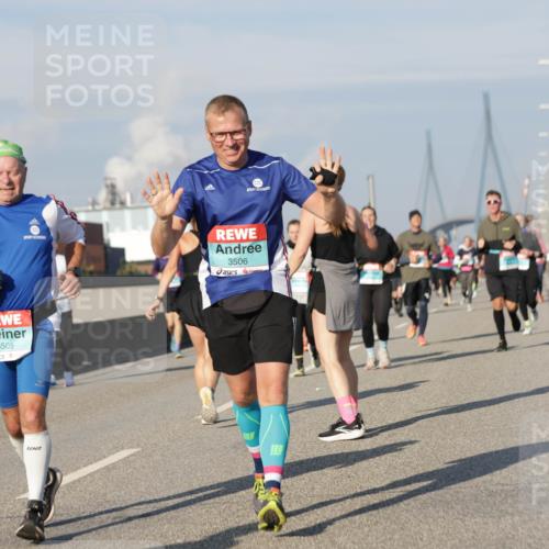 03.10.2025 - Köhlbrandbrückenlauf Jannik Wohlers http://msf.ph/oto/9094852 03.10.2025 10:01:15 Position 3 3505, 3506 meine-sportfotos.de