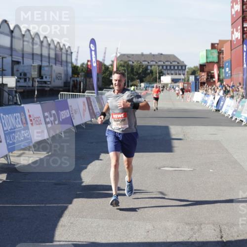 03.10.2025 - Köhlbrandbrückenlauf Jannik Wohlers http://msf.ph/oto/9094857 03.10.2025 12:54:50 Ziel 4079, 6151, 6621 meine-sportfotos.de