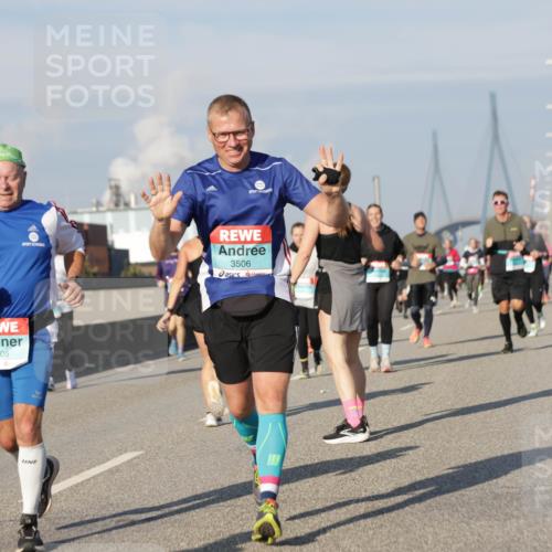 03.10.2025 - Köhlbrandbrückenlauf Jannik Wohlers http://msf.ph/oto/9094858 03.10.2025 10:01:15 Position 3 3505, 3506 meine-sportfotos.de