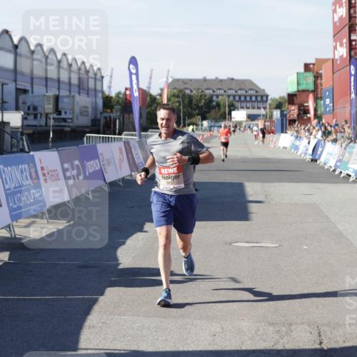 03.10.2025 - Köhlbrandbrückenlauf Jannik Wohlers http://msf.ph/oto/9094870 03.10.2025 12:54:51 Ziel 4079, 6151, 6621 meine-sportfotos.de
