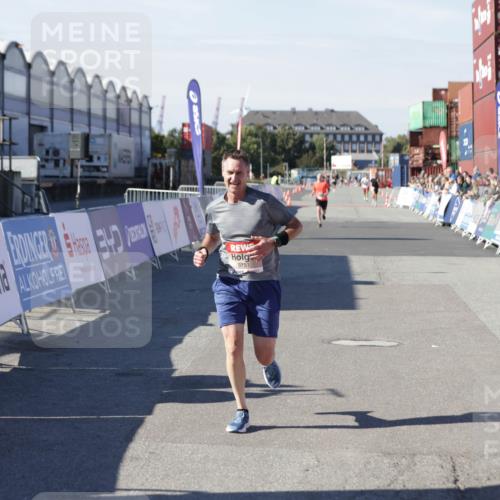 03.10.2025 - Köhlbrandbrückenlauf Jannik Wohlers http://msf.ph/oto/9094881 03.10.2025 12:54:51 Ziel 4079, 6151, 6621 meine-sportfotos.de