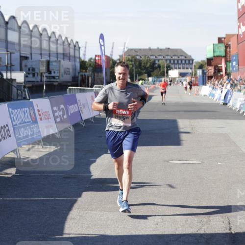 03.10.2025 - Köhlbrandbrückenlauf Jannik Wohlers http://msf.ph/oto/9094903 03.10.2025 12:54:51 Ziel 4079, 6151, 6621 meine-sportfotos.de