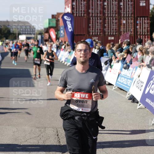 03.10.2025 - Köhlbrandbrückenlauf Jannik Wohlers http://msf.ph/oto/9094908 03.10.2025 13:20:45 Ziel 4476, 4646, 4709, 5480, 5488, 5774, 5918, 5920, 6703, 6777, 6807 meine-sportfotos.de