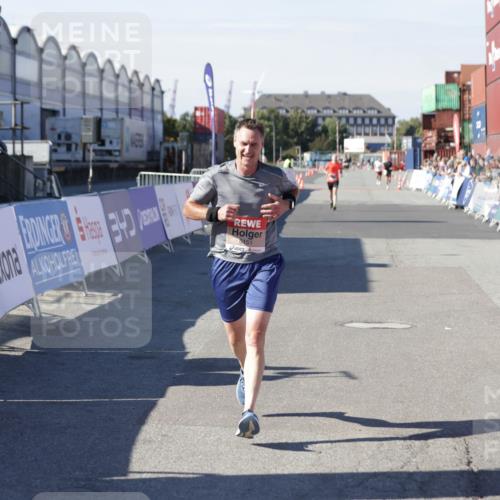 03.10.2025 - Köhlbrandbrückenlauf Jannik Wohlers http://msf.ph/oto/9094914 03.10.2025 12:54:51 Ziel 4079, 6151, 6621 meine-sportfotos.de