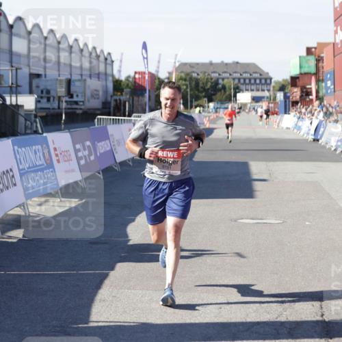 03.10.2025 - Köhlbrandbrückenlauf Jannik Wohlers http://msf.ph/oto/9094923 03.10.2025 12:54:51 Ziel 4079, 6151, 6621 meine-sportfotos.de