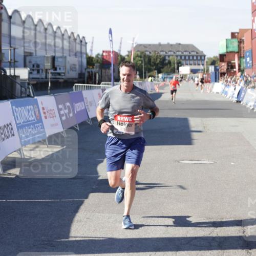 03.10.2025 - Köhlbrandbrückenlauf Jannik Wohlers http://msf.ph/oto/9094933 03.10.2025 12:54:51 Ziel 4079, 6151, 6621 meine-sportfotos.de
