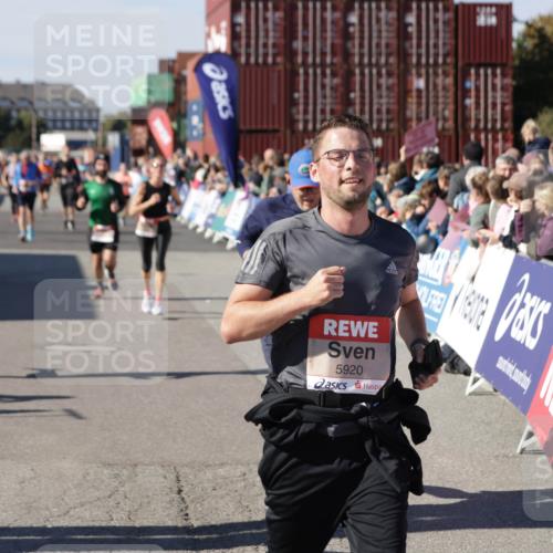 03.10.2025 - Köhlbrandbrückenlauf Jannik Wohlers http://msf.ph/oto/9094940 03.10.2025 13:20:45 Ziel 4476, 4646, 4709, 5480, 5488, 5774, 5918, 5920, 6703, 6777, 6807 meine-sportfotos.de