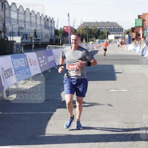 03.10.2025 - Köhlbrandbrückenlauf Jannik Wohlers http://msf.ph/oto/9094946 03.10.2025 12:54:51 Ziel 4079, 6151, 6621 meine-sportfotos.de