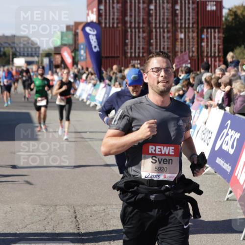 03.10.2025 - Köhlbrandbrückenlauf Jannik Wohlers http://msf.ph/oto/9094950 03.10.2025 13:20:45 Ziel 4476, 4646, 4709, 5480, 5488, 5774, 5918, 5920, 6703, 6777, 6807 meine-sportfotos.de