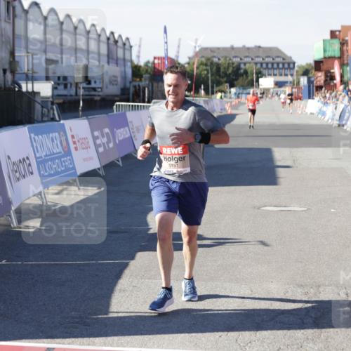03.10.2025 - Köhlbrandbrückenlauf Jannik Wohlers http://msf.ph/oto/9094955 03.10.2025 12:54:51 Ziel 4079, 6151, 6621 meine-sportfotos.de