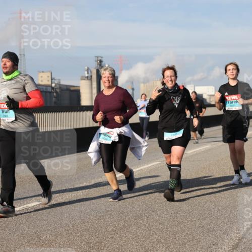 03.10.2025 - Köhlbrandbrückenlauf Lena Gebhardt http://msf.ph/oto/9094961 03.10.2025 10:09:31 Position 2 2365, 2436, 2116, 2631 meine-sportfotos.de