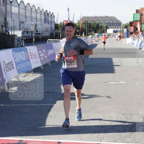03.10.2025 - Köhlbrandbrückenlauf Jannik Wohlers http://msf.ph/oto/9094966 03.10.2025 12:54:51 Ziel 4079, 6151, 6621 meine-sportfotos.de