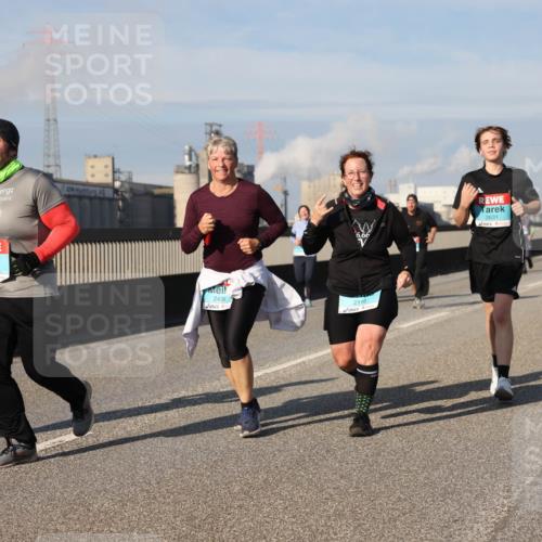 03.10.2025 - Köhlbrandbrückenlauf Lena Gebhardt http://msf.ph/oto/9094971 03.10.2025 10:09:31 Position 2 2365, 2436, 6, 66, 2631, 2116 meine-sportfotos.de