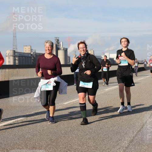 03.10.2025 - Köhlbrandbrückenlauf Lena Gebhardt http://msf.ph/oto/9094979 03.10.2025 10:09:31 Position 2 2365, 2436, 2116, 2631 meine-sportfotos.de
