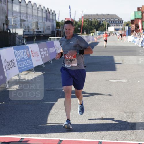 03.10.2025 - Köhlbrandbrückenlauf Jannik Wohlers http://msf.ph/oto/9094981 03.10.2025 12:54:51 Ziel 4079, 6151, 6621 meine-sportfotos.de