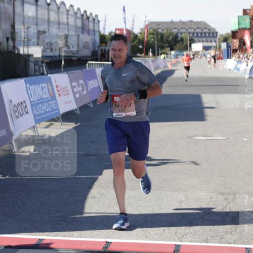 03.10.2025 - Köhlbrandbrückenlauf Jannik Wohlers http://msf.ph/oto/9094991 03.10.2025 12:54:51 Ziel 4079, 6151, 6621 meine-sportfotos.de