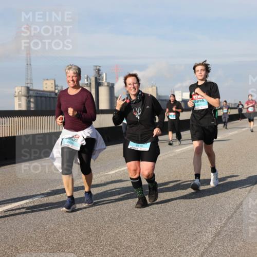 03.10.2025 - Köhlbrandbrückenlauf Lena Gebhardt http://msf.ph/oto/9094994 03.10.2025 10:09:31 Position 2 2365, 2436, 2116, 2631 meine-sportfotos.de
