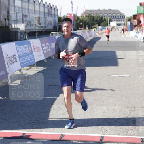 03.10.2025 - Köhlbrandbrückenlauf Jannik Wohlers http://msf.ph/oto/9095001 03.10.2025 12:54:51 Ziel 4079, 6151, 6621 meine-sportfotos.de