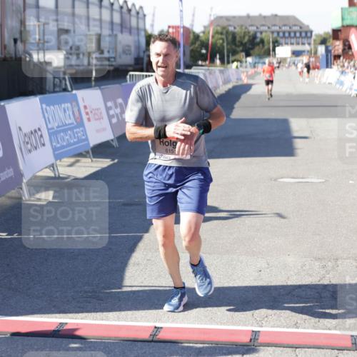 03.10.2025 - Köhlbrandbrückenlauf Jannik Wohlers http://msf.ph/oto/9095010 03.10.2025 12:54:51 Ziel 4079, 6151, 6621 meine-sportfotos.de