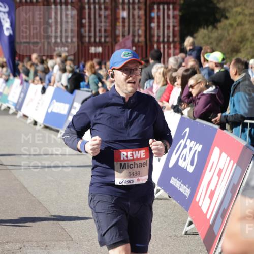 03.10.2025 - Köhlbrandbrückenlauf Jannik Wohlers http://msf.ph/oto/9095015 03.10.2025 13:20:46 Ziel 4476, 4646, 4709, 5480, 5488, 5774, 5918, 5920, 6703, 6777, 6807 meine-sportfotos.de