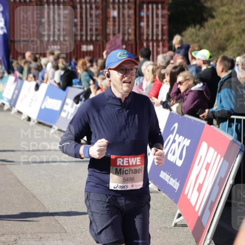 03.10.2025 - Köhlbrandbrückenlauf Jannik Wohlers http://msf.ph/oto/9095025 03.10.2025 13:20:46 Ziel 4476, 4646, 4709, 5480, 5488, 5774, 5918, 5920, 6703, 6777, 6807 meine-sportfotos.de