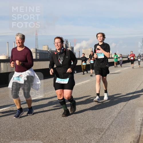 03.10.2025 - Köhlbrandbrückenlauf Lena Gebhardt http://msf.ph/oto/9095027 03.10.2025 10:09:32 Position 2 2436, 2116, 2631 meine-sportfotos.de
