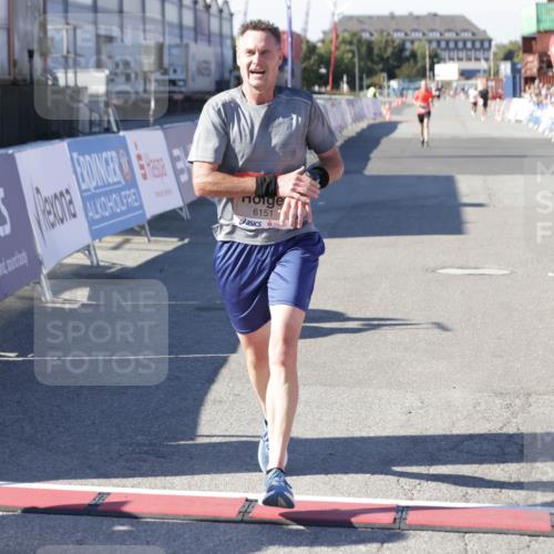 03.10.2025 - Köhlbrandbrückenlauf Jannik Wohlers http://msf.ph/oto/9095028 03.10.2025 12:54:51 Ziel 4079, 6151, 6621 meine-sportfotos.de