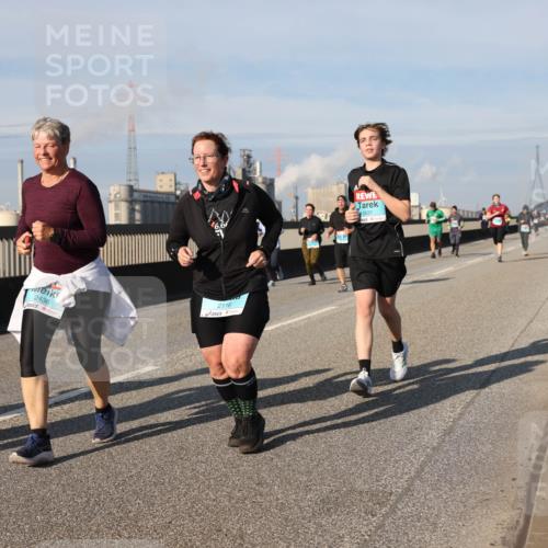 03.10.2025 - Köhlbrandbrückenlauf Lena Gebhardt http://msf.ph/oto/9095033 03.10.2025 10:09:32 Position 2 2436, 2116, 2631 meine-sportfotos.de