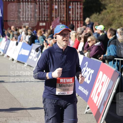 03.10.2025 - Köhlbrandbrückenlauf Jannik Wohlers http://msf.ph/oto/9095035 03.10.2025 13:20:46 Ziel 4476, 4646, 4709, 5480, 5488, 5774, 5918, 5920, 6703, 6777, 6807 meine-sportfotos.de