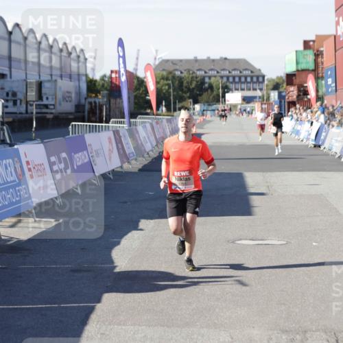 03.10.2025 - Köhlbrandbrückenlauf Jannik Wohlers http://msf.ph/oto/9095040 03.10.2025 12:55:00 Ziel 5765, 6151 meine-sportfotos.de
