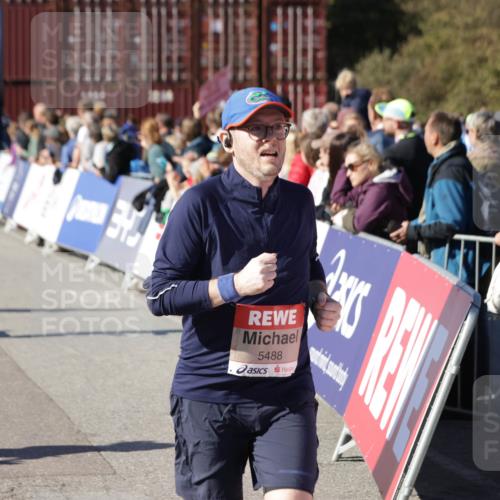 03.10.2025 - Köhlbrandbrückenlauf Jannik Wohlers http://msf.ph/oto/9095046 03.10.2025 13:20:46 Ziel 4476, 4646, 4709, 5480, 5488, 5774, 5918, 5920, 6703, 6777, 6807 meine-sportfotos.de