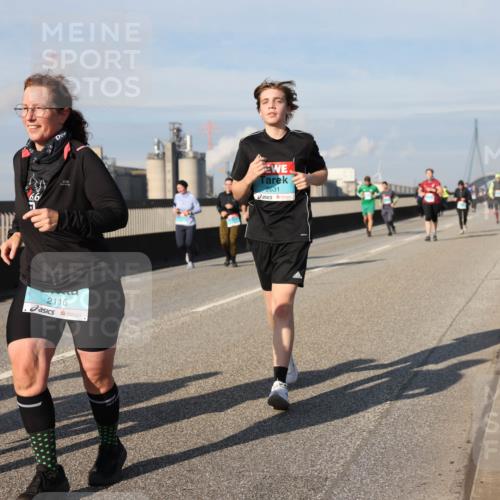 03.10.2025 - Köhlbrandbrückenlauf Lena Gebhardt http://msf.ph/oto/9095047 03.10.2025 10:09:32 Position 2 6, 6, 2116, 2631 meine-sportfotos.de