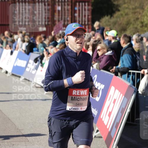 03.10.2025 - Köhlbrandbrückenlauf Jannik Wohlers http://msf.ph/oto/9095058 03.10.2025 13:20:46 Ziel 4476, 4646, 4709, 5480, 5488, 5774, 5918, 5920, 6703, 6777, 6807 meine-sportfotos.de