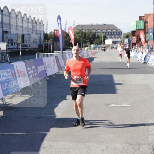 03.10.2025 - Köhlbrandbrückenlauf Jannik Wohlers http://msf.ph/oto/9095104 03.10.2025 12:55:00 Ziel 5765, 6151 meine-sportfotos.de