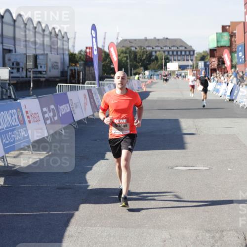 03.10.2025 - Köhlbrandbrückenlauf Jannik Wohlers http://msf.ph/oto/9095118 03.10.2025 12:55:00 Ziel 5765, 6151 meine-sportfotos.de