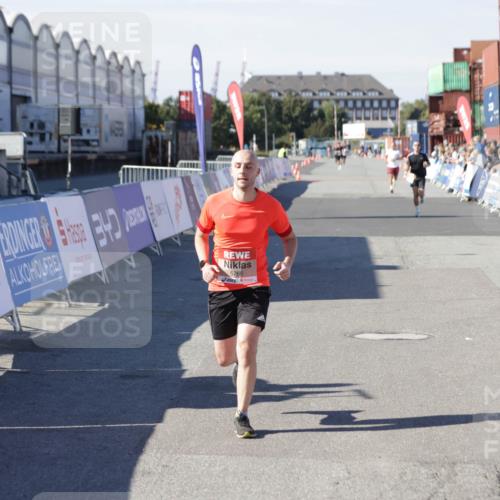 03.10.2025 - Köhlbrandbrückenlauf Jannik Wohlers http://msf.ph/oto/9095135 03.10.2025 12:55:00 Ziel 5765, 6151 meine-sportfotos.de