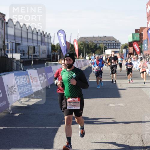 03.10.2025 - Köhlbrandbrückenlauf Jannik Wohlers http://msf.ph/oto/9095140 03.10.2025 13:20:49 Ziel 4476, 4646, 4709, 4915, 4916, 5006, 5084, 5480, 5488, 5774, 5918, 5920, 6703 meine-sportfotos.de