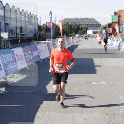 03.10.2025 - Köhlbrandbrückenlauf Jannik Wohlers http://msf.ph/oto/9095146 03.10.2025 12:55:00 Ziel 5765, 6151 meine-sportfotos.de