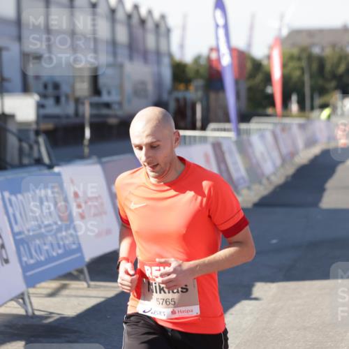 03.10.2025 - Köhlbrandbrückenlauf Jannik Wohlers http://msf.ph/oto/9095155 03.10.2025 12:55:01 Ziel 5765, 6151, 6410 meine-sportfotos.de