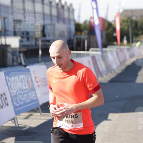03.10.2025 - Köhlbrandbrückenlauf Jannik Wohlers http://msf.ph/oto/9095169 03.10.2025 12:55:01 Ziel 5765, 6151, 6410 meine-sportfotos.de